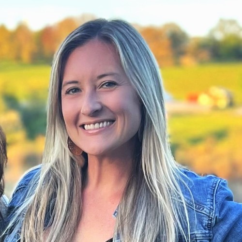 Leanne Kennis Messaging Writer at Ladybugz